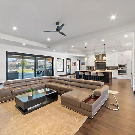 Luxurious Executive Home In Quiet Residential Neighborhood